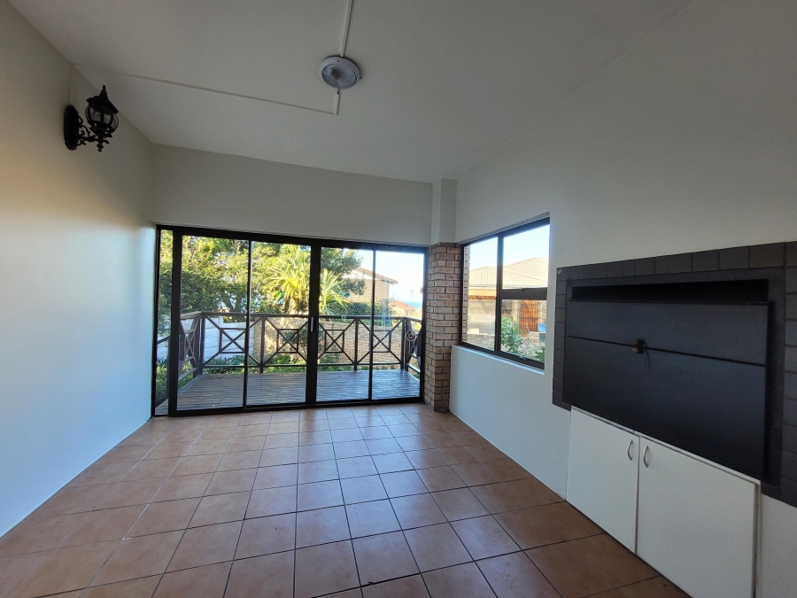 To Let 4 Bedroom Property for Rent in Wavecrest Eastern Cape